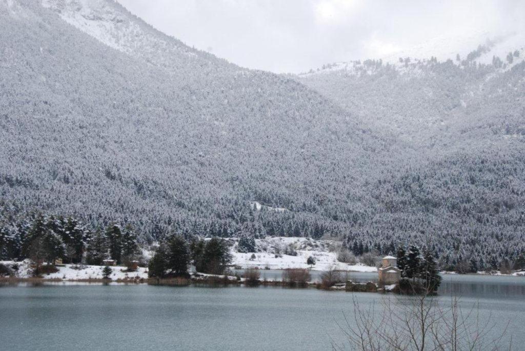 Apartmán Efharis Filoxenon Feneos Exteriér fotografie